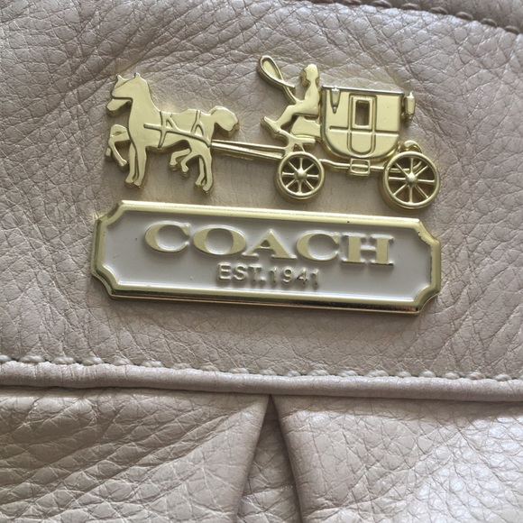 Coach Leather Bucket Bag in Ivory with 2 Straps - Picture 5 of 8